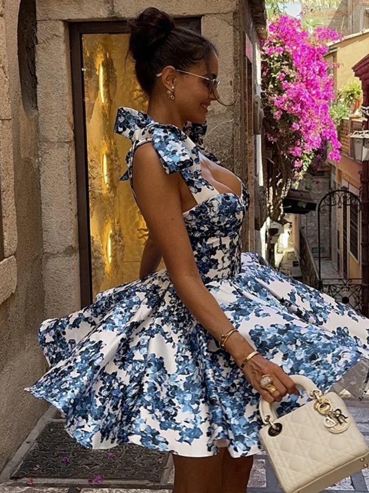 Vintage Mavi Desenli Fiyonklu Bağcıklı Askılı Elbise – Yüksek Bel, Pilili A Kesim Mini Yazlık Elbise, Yeni Sezon Tatil Stili